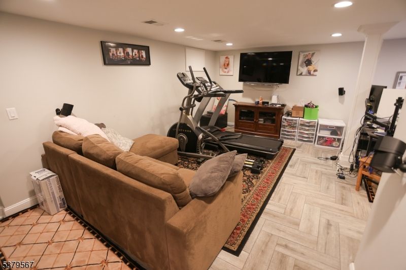 Fitness Equipment, Interior, Living room, Recessed Lighting, Wood Texture Flooring
