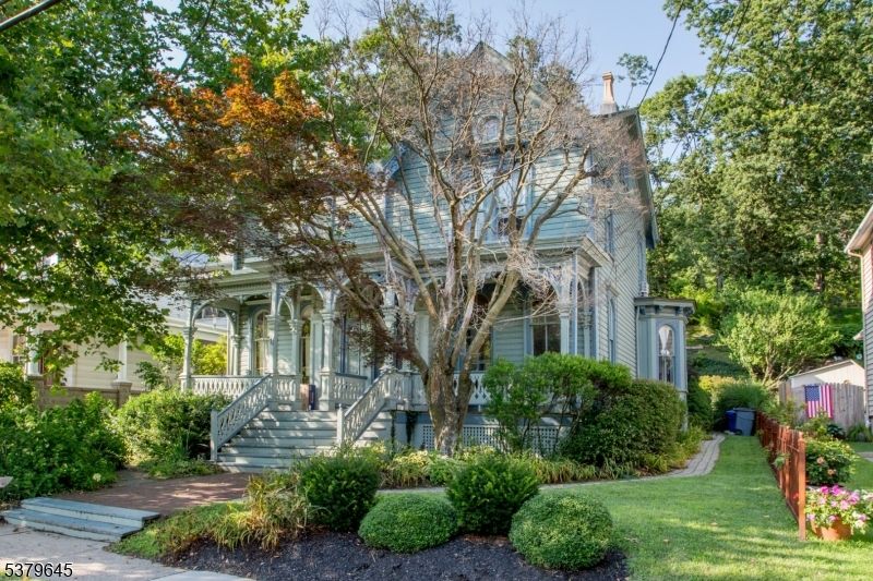 Backyard, Exterior, Facade, Queen Anne Victorian