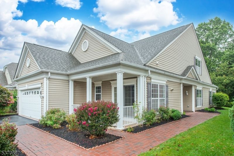 Attached, Exterior, Facade, Cape Cod