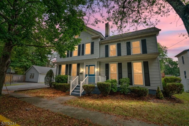 Exterior, Facade, American Foursquare