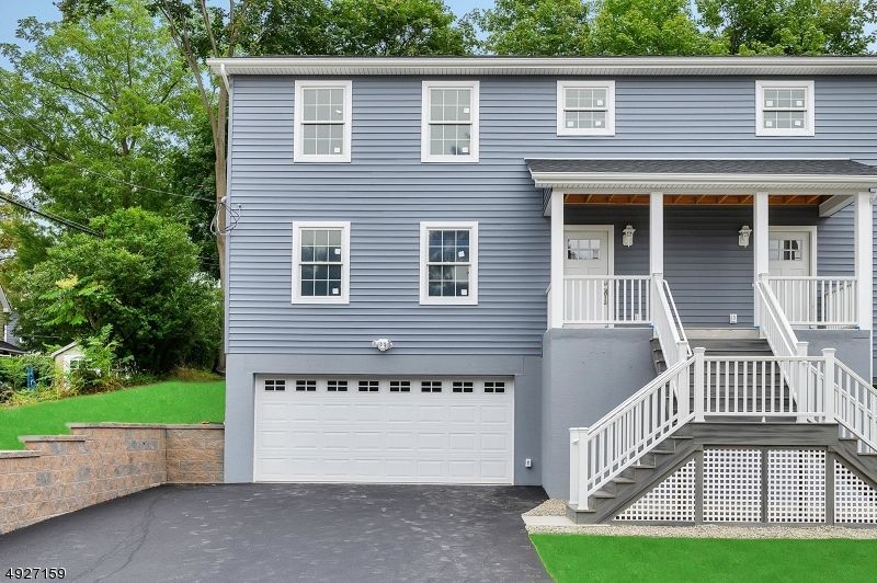 Attached, Exterior, Facade, Rowhouse