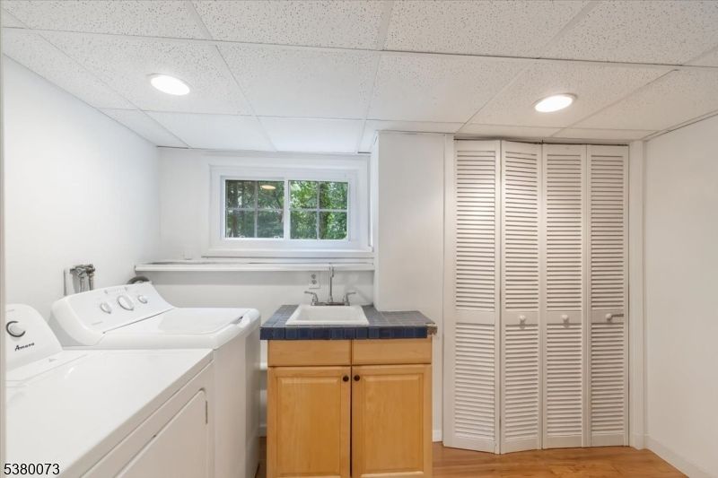 Interior, Recessed Lighting, Washer, Wood Texture Flooring