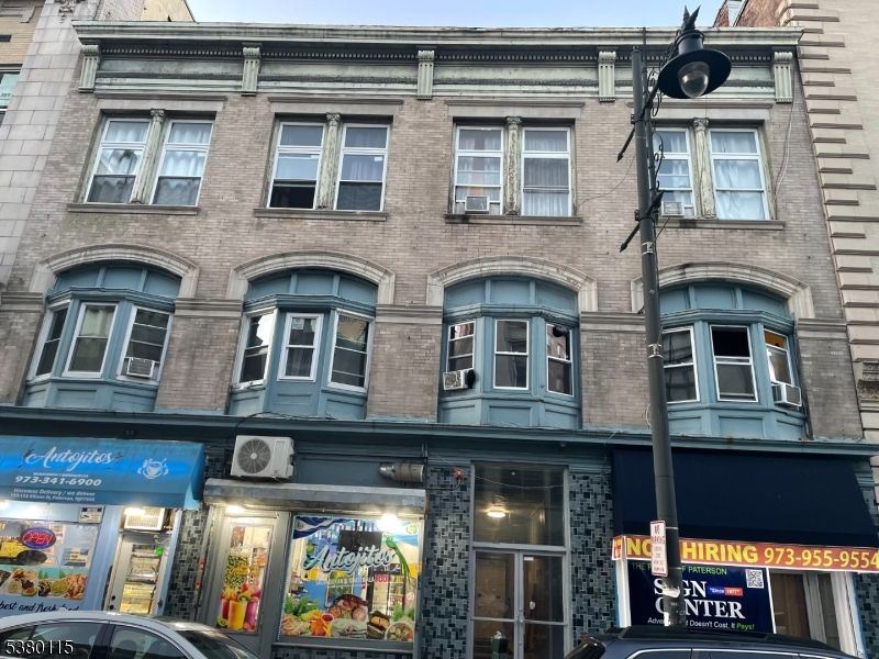 Exterior, Facade, Rowhouse