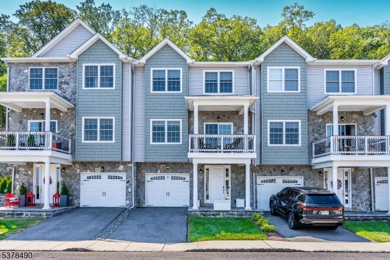 Attached, Exterior, Facade, Rowhouse