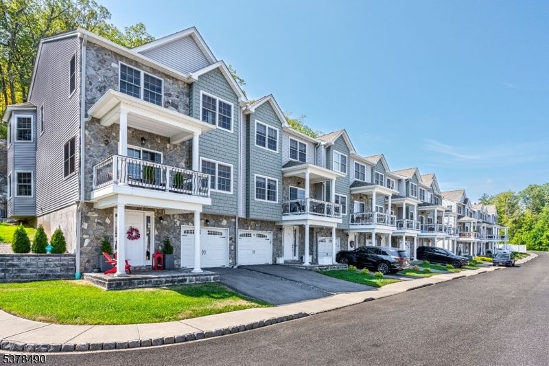 Attached, Exterior, Facade, Rowhouse