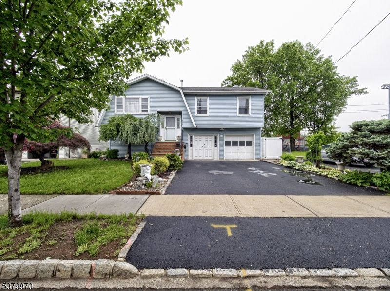 Attached, Exterior, Facade, Raised Ranch