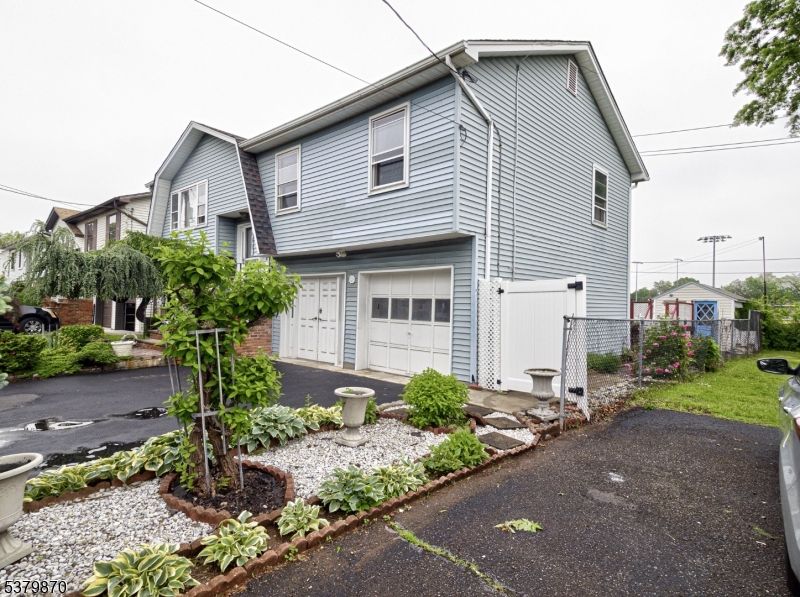 Attached, Exterior, Facade, Rowhouse