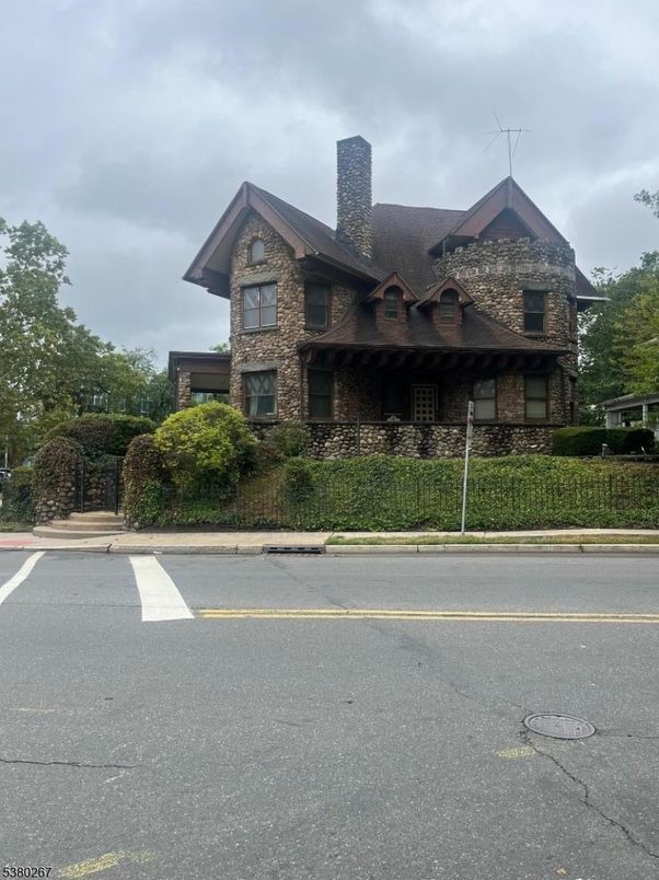Exterior, Facade, Log Home