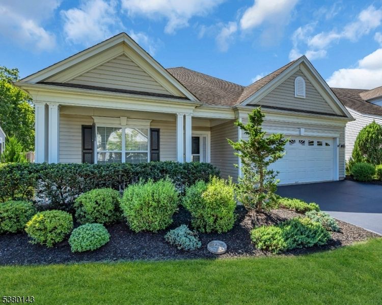 Attached, Exterior, Facade, Ranch