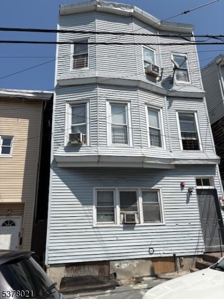 Exterior, Facade, Rowhouse