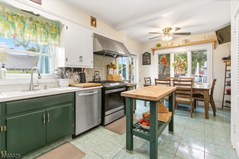 Dining room, Interior, Kitchen, Stainless Steel Appliances