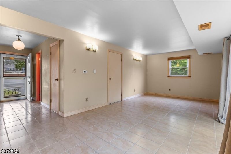 Empty room, Interior