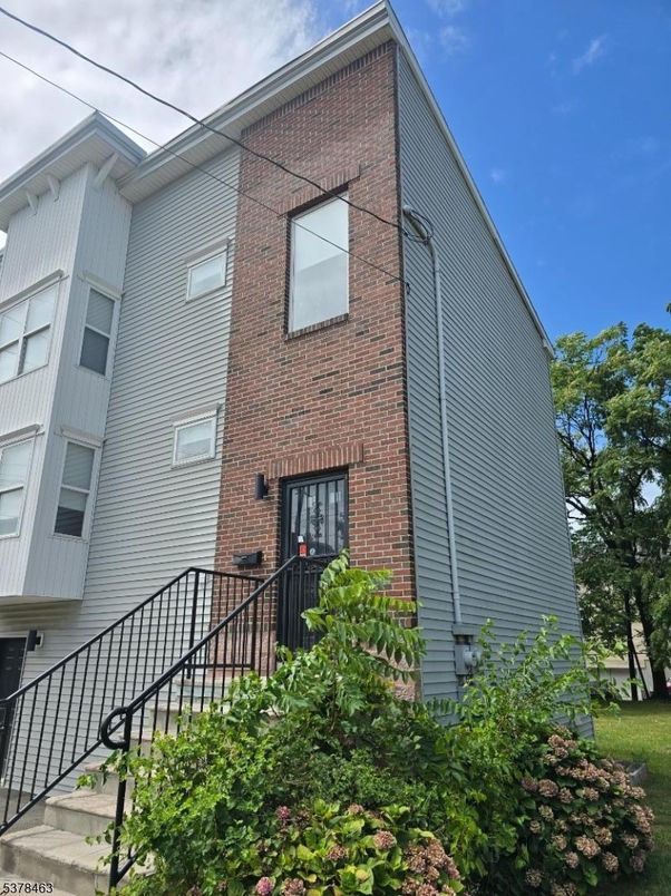 Exterior, Facade, Brick Facade, Rowhouse