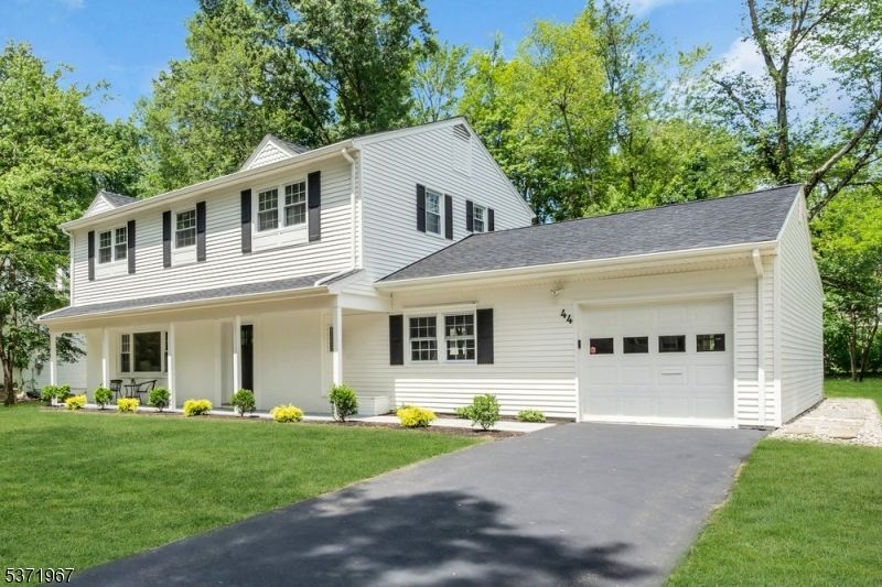 Attached, Exterior, Facade, Farmhouse