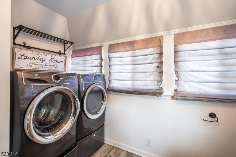 Interior, Washer, Wood Texture Flooring
