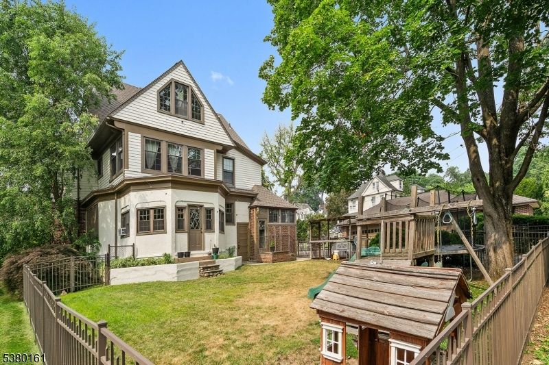Backyard, Exterior, Facade, Queen Anne Victorian