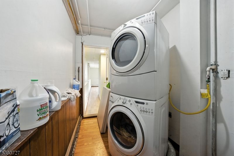 Interior, Utility Closets, Washer, Wood Texture Flooring