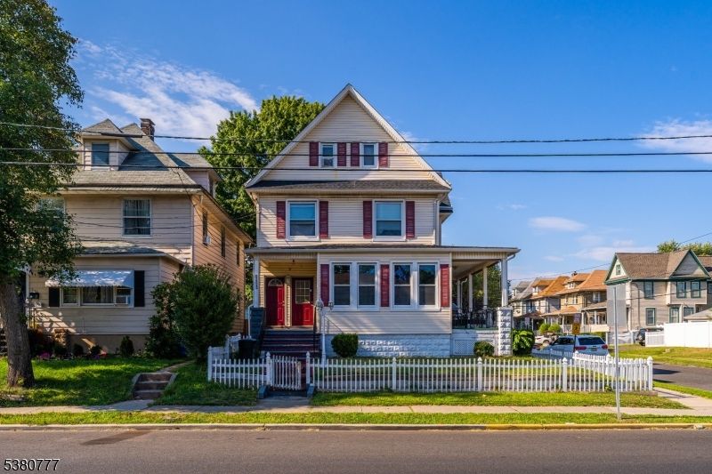 Exterior, Facade, Queen Anne Victorian