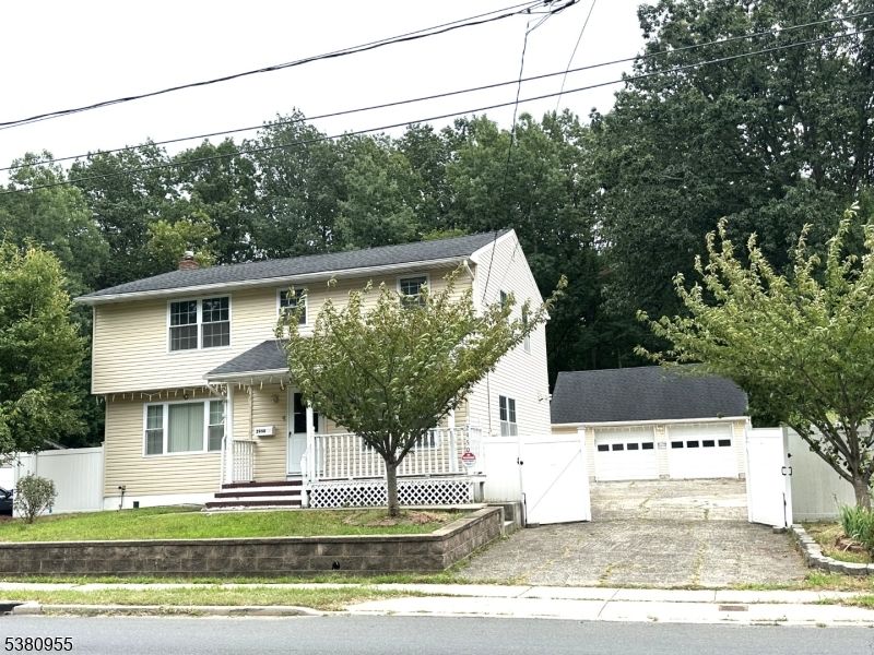 Attached, Exterior, Facade, Raised Ranch