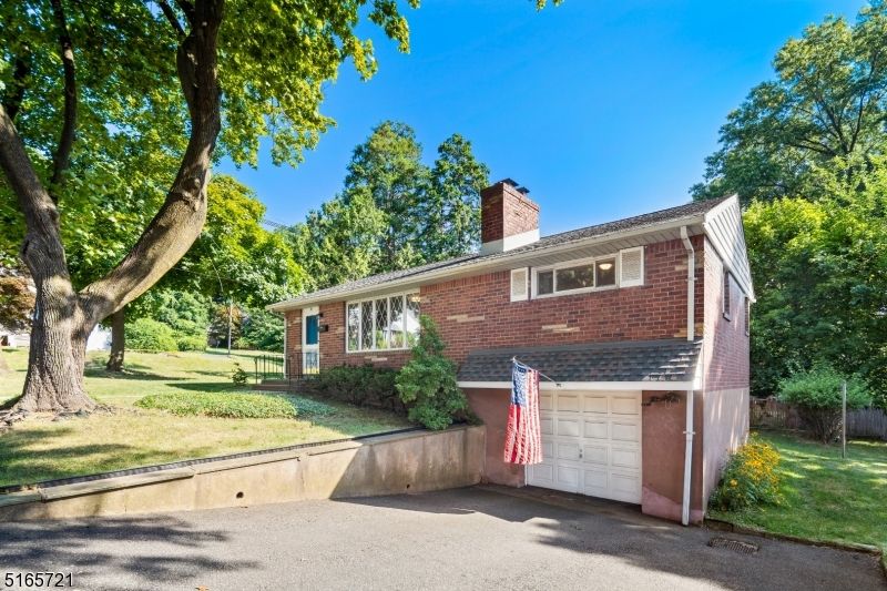 Attached, Exterior, Facade, Brick Facade, Raised Ranch