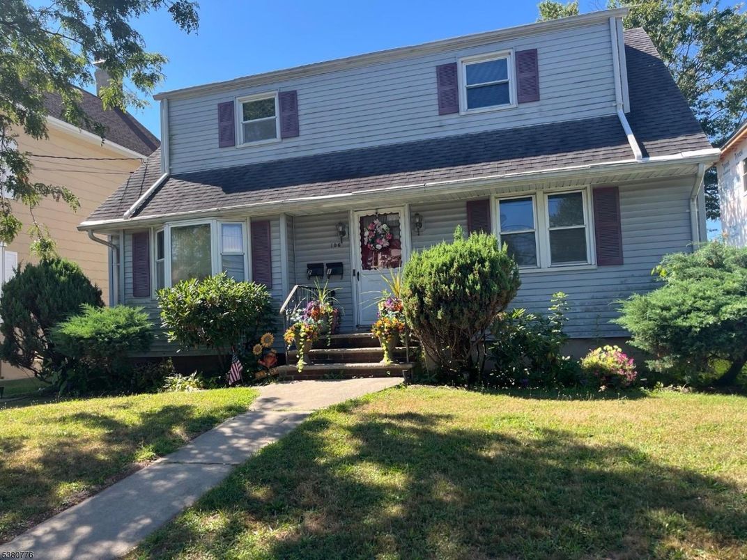 Exterior, Facade, American Foursquare