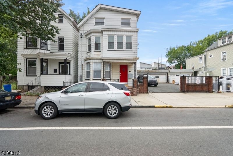 Exterior, Facade, Rowhouse