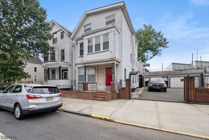 Exterior, Facade, Rowhouse