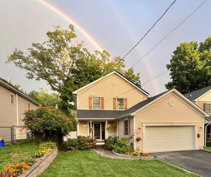 Attached, Exterior, Facade, American Craftsman