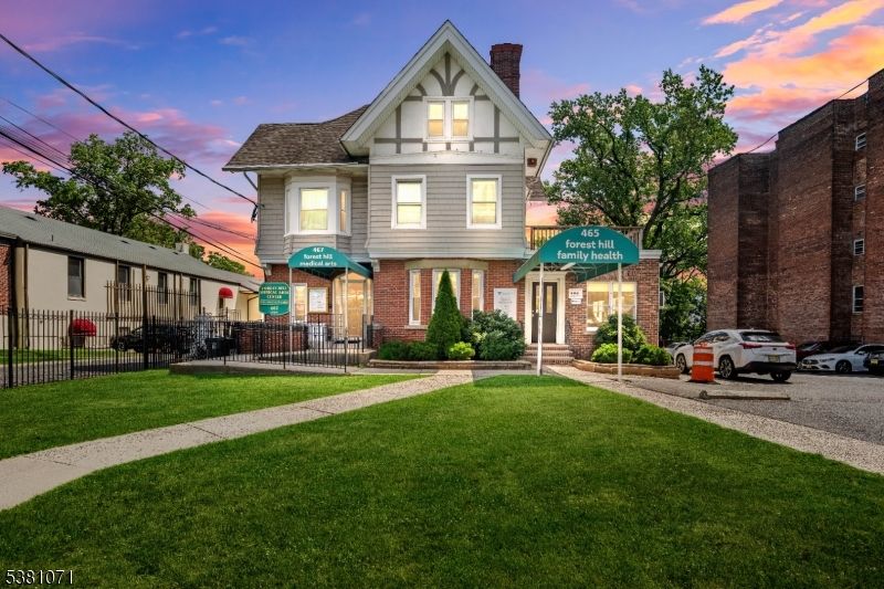 Exterior, Facade, Brick Facade, Queen Anne Victorian
