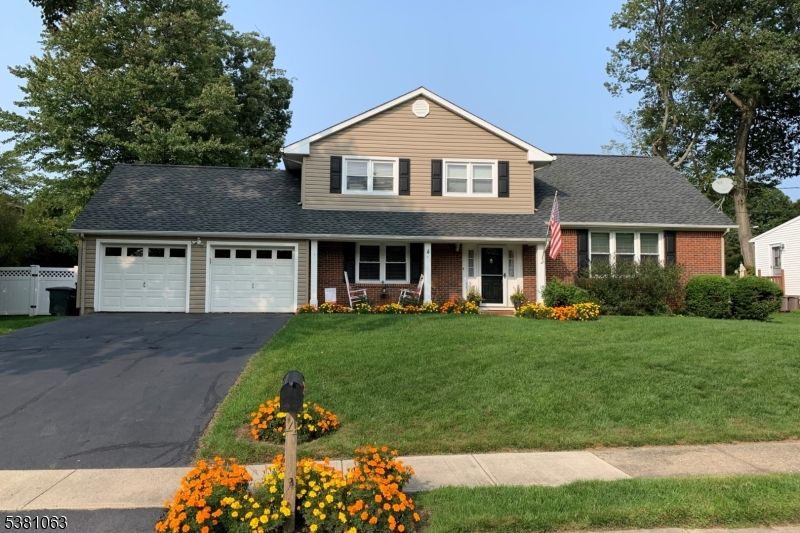 Attached, Exterior, Facade, Brick Facade, Ranch