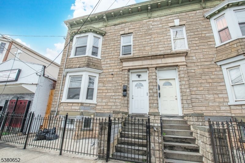 Exterior, Facade, Rowhouse