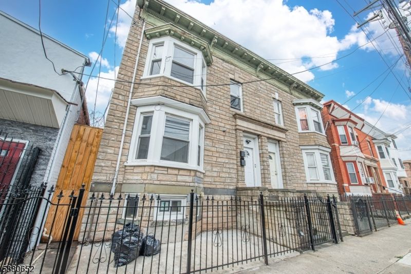 Exterior, Facade, Rowhouse