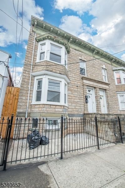 Exterior, Facade, Rowhouse