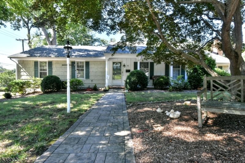 Exterior, Facade, Ranch