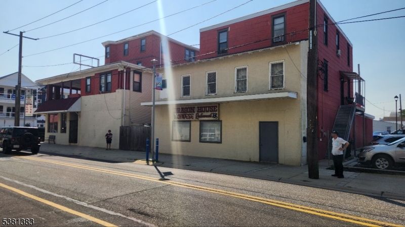 Exterior, Facade, Rowhouse
