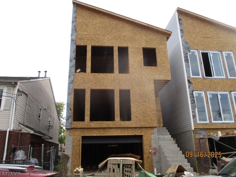Exterior, Facade, Rowhouse