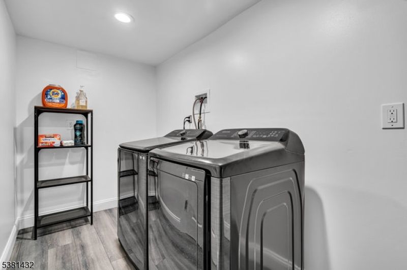 Interior, Recessed Lighting, Washer, Wood Texture Flooring