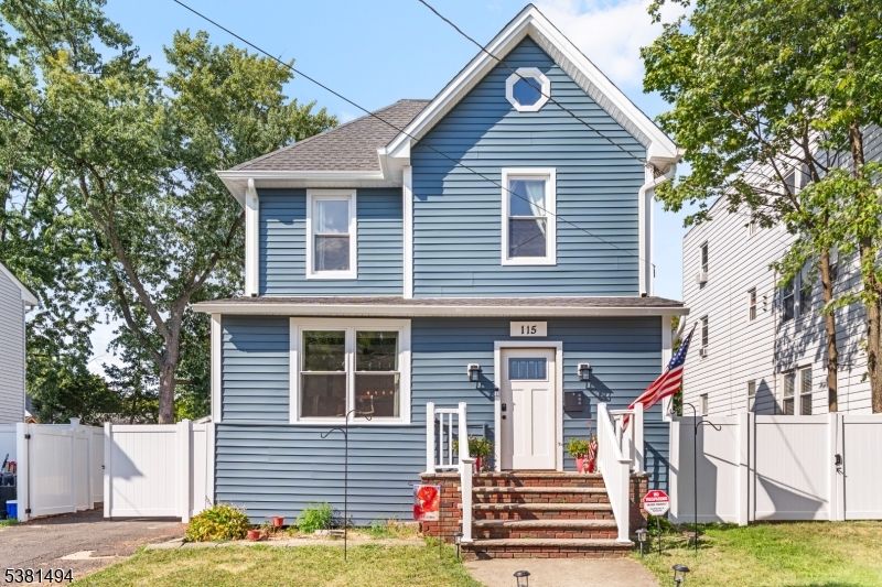 Exterior, Facade, Queen Anne Victorian