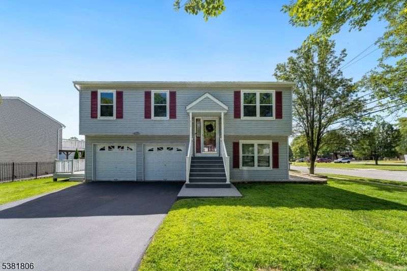 Attached, Exterior, Facade, Raised Ranch