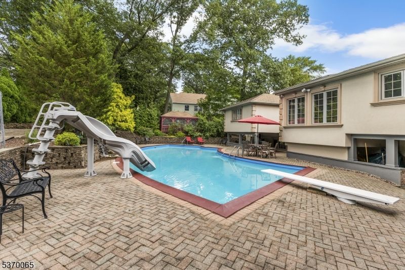 Exterior, Playground, Pool