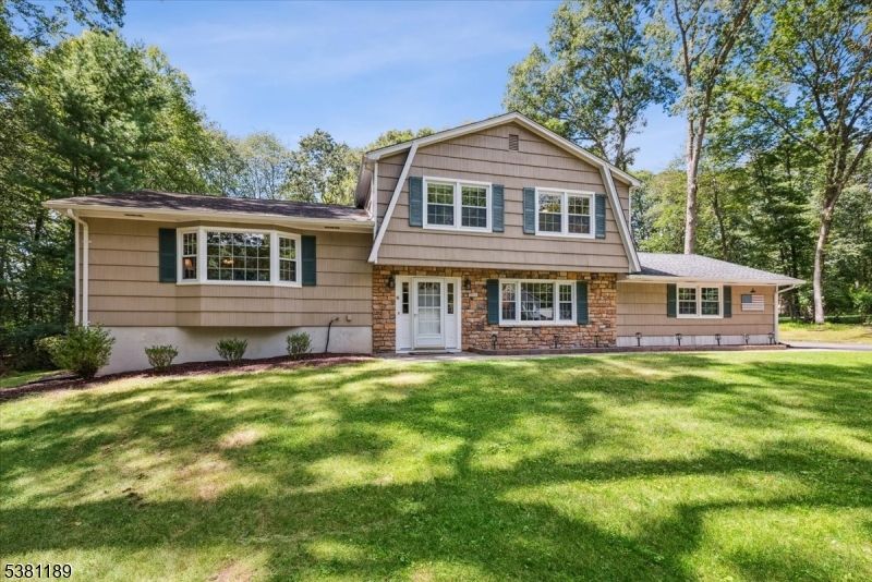 Exterior, Facade, Split Level