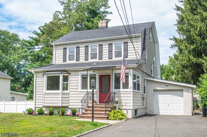 Attached, Exterior, Facade, American Foursquare