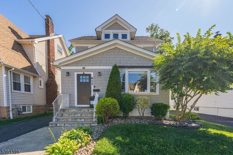 Exterior, Facade, American Foursquare