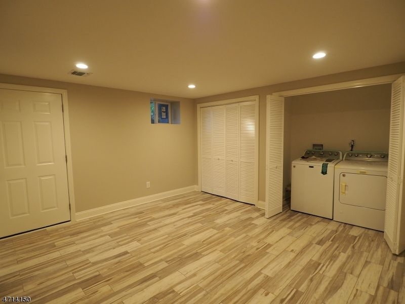 Interior, Recessed Lighting, Washer, Wood Texture Flooring