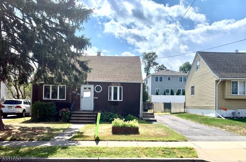 Exterior, Facade, Cape Cod