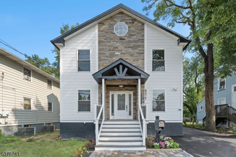 Exterior, Facade, Queen Anne Victorian