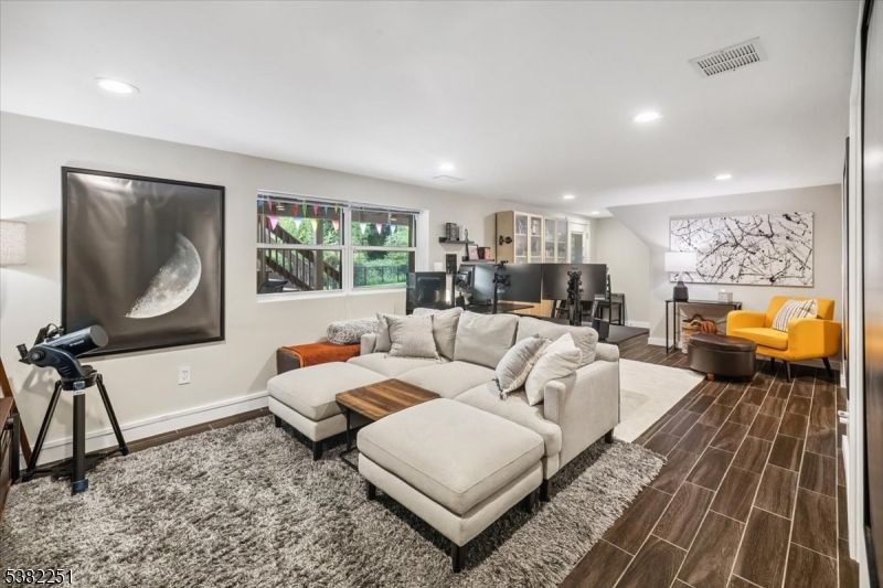Fitness Equipment, Interior, Living room, Recessed Lighting, Wood Texture Flooring