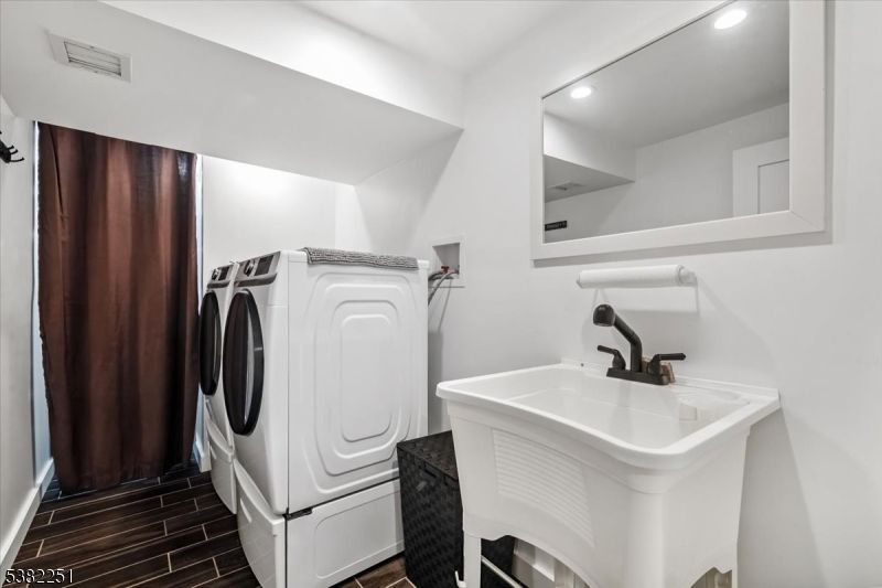 Interior, Recessed Lighting, Washer, Wood Texture Flooring