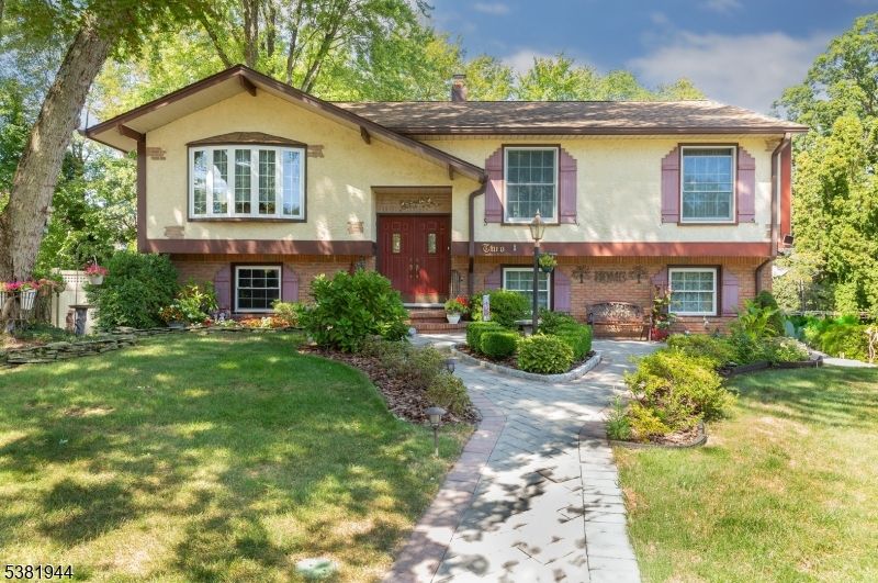 Exterior, Facade, Brick Facade, Raised Ranch