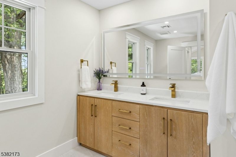 Bathroom, Dual Sink Vanities, Interior, Recessed Lighting